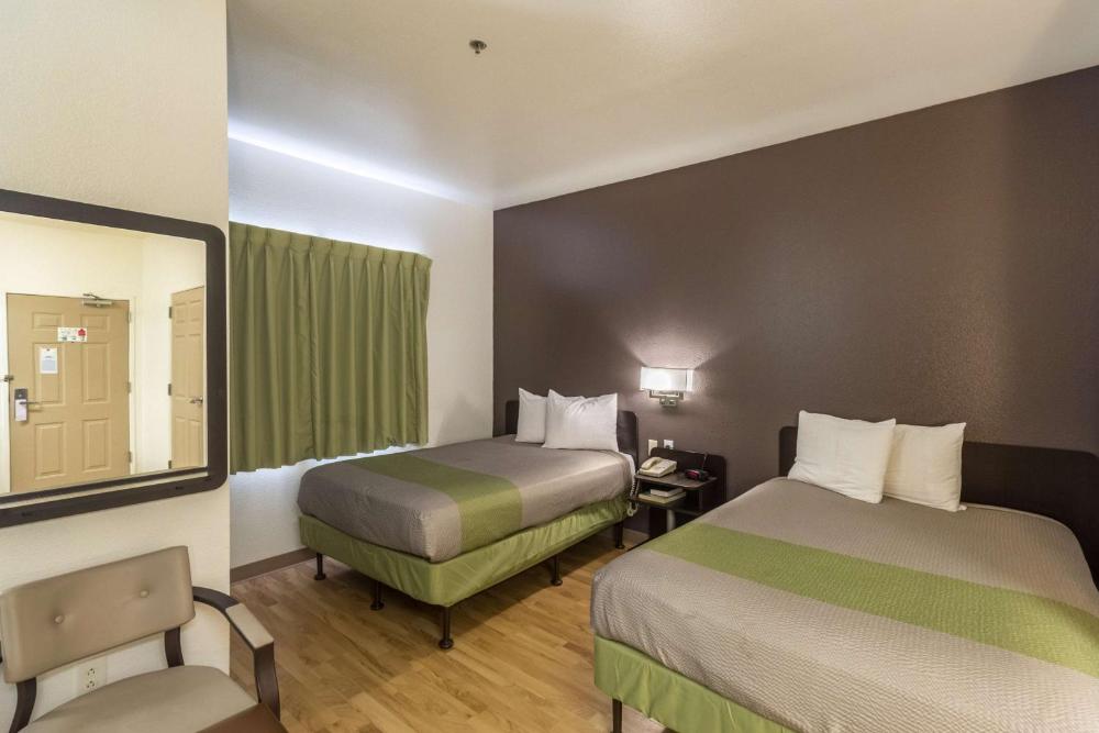 Deluxe Queen Room interior