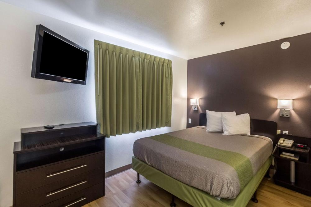 Queen Room - Non-Smoking interior